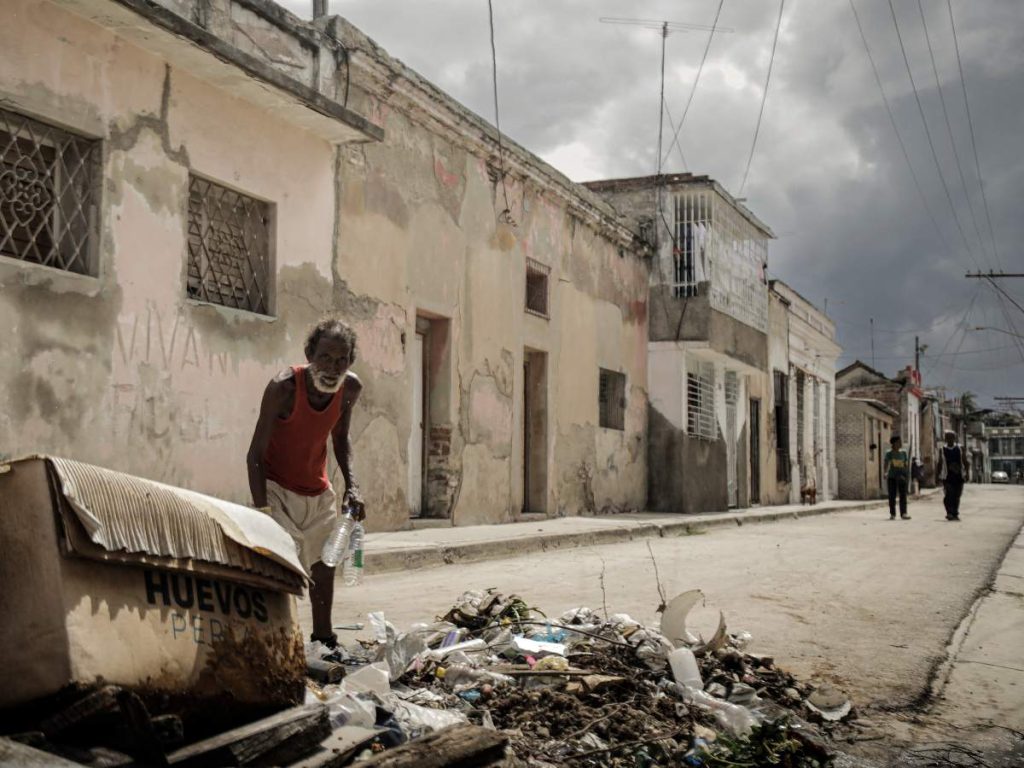 Un hombre desecha basura en un punto de recolección antes de la llegada del huracán Melissa a Santiago de Cuba, Cuba, el 27 de octubre de 2025./AFP