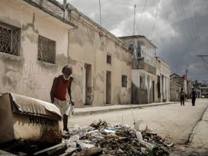Un hombre desecha basura en un punto de recolección antes de la llegada del huracán Melissa a Santiago de Cuba, Cuba, el 27 de octubre de 2025./AFP