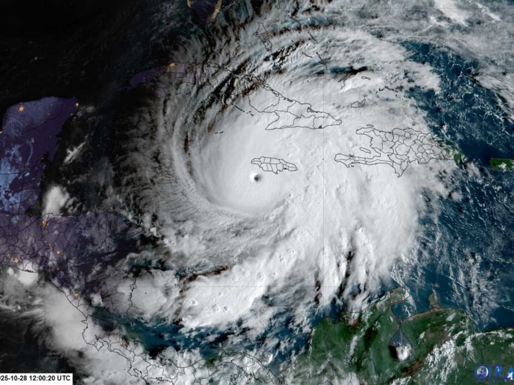 El huracán Melissa estaba a solo unas horas el martes de tocar tierra en Jamaica, trayendo consigo inundaciones devastadoras y vientos que, según las autoridades, destruirán gran parte de la infraestructura de la pequeña nación caribeña. Foto/ AFP