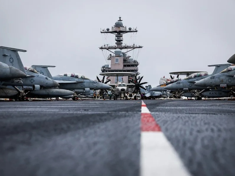 Fotografía de archivo de aviones transportados en el portaviones de Estados Unidos USS Gerald R. Ford.
