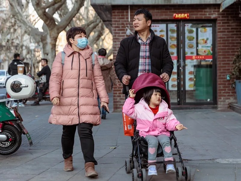 Una familia camina por la calle en Shanghái, China. / Foto EFE