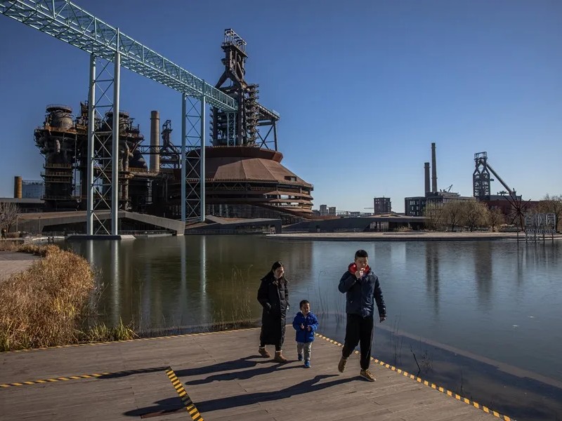 Una familia visita el Parque Industrial Shougang. / Foto EFE