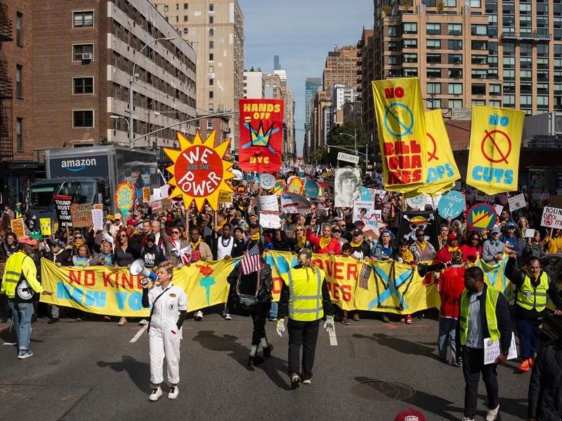 Fotografía de personas protestando este sábado en contra del Gobierno Trump, en Washington.