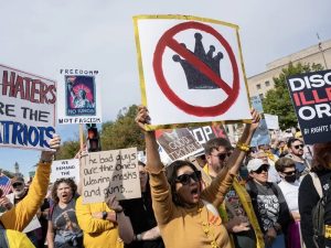 Protestas masivas en EE.UU. contra Trump bajo el lema “No queremos Reyes”