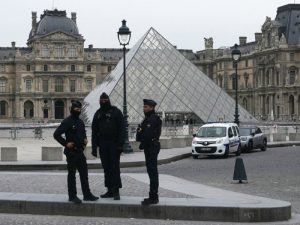 El museo del Louvre permaneció cerrado este domingo por un robo ocurrido en su interior durante la mañana.