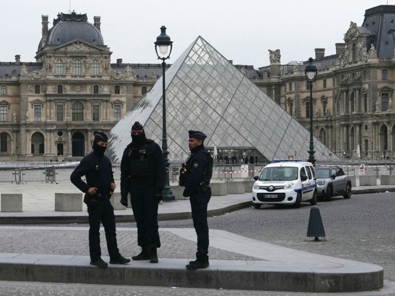 El museo del Louvre permaneció cerrado este domingo por un robo ocurrido en su interior durante la mañana.