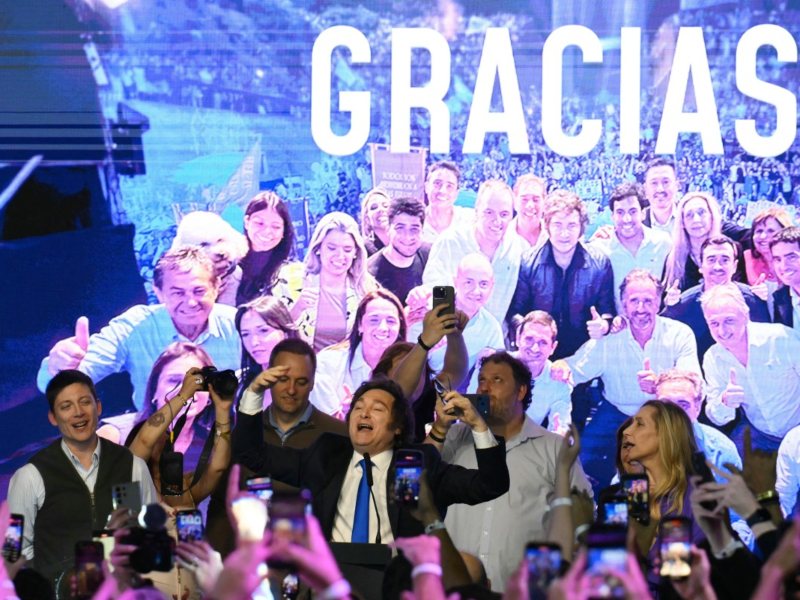Javier Milei celebra el resultado de las elecciones legislativas en Buenos Aires, junto a miembros de La Libertad Avanza. El mandatario habló de un “punto bisagra” para Argentina.