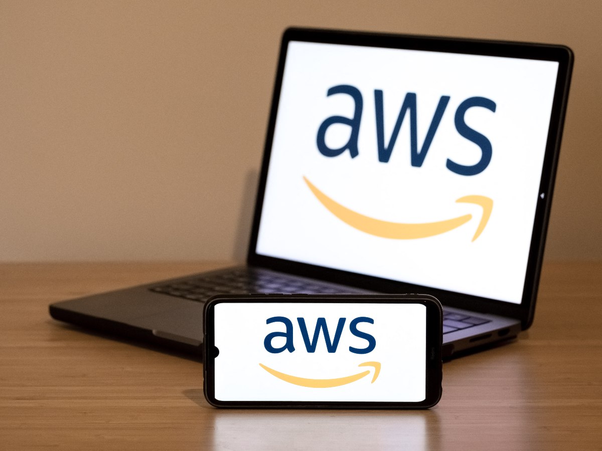 Usuarios de todo el mundo reportaron interrupciones en plataformas digitales tras la caída de los servidores de Amazon Web Services (AWS).