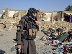 Un miembro del personal de seguridad talibán se encuentra cerca de una casa dañada en el distrito de Spin Boldak de la provincia de Kandahar el 16 de octubre de 2025, un día después de los enfrentamientos transfronterizos entre Afganistán y Pakistán.