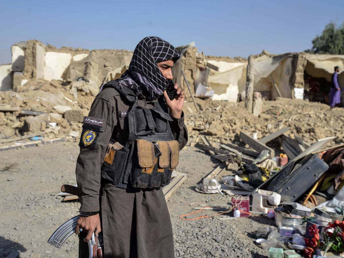 Un miembro del personal de seguridad talibán se encuentra cerca de una casa dañada en el distrito de Spin Boldak de la provincia de Kandahar el 16 de octubre de 2025, un día después de los enfrentamientos transfronterizos entre Afganistán y Pakistán.