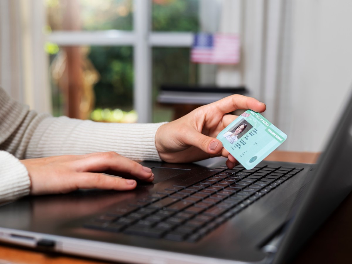 Los salvadoreños que viajan a Estados Unidos deben prepararse para el registro de datos faciales y huellas al entrar o salir del país.