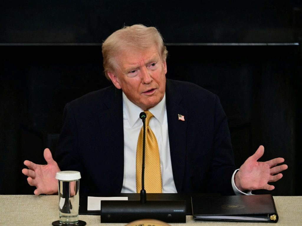 El temor a redadas de ICE ha provocado ausencias escolares y pérdida de empleo entre familias latinas, según revela una encuesta nacional.