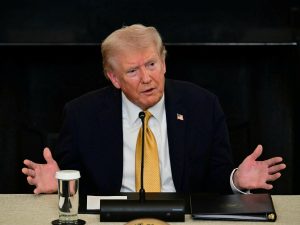 El temor a redadas de ICE ha provocado ausencias escolares y pérdida de empleo entre familias latinas, según revela una encuesta nacional.