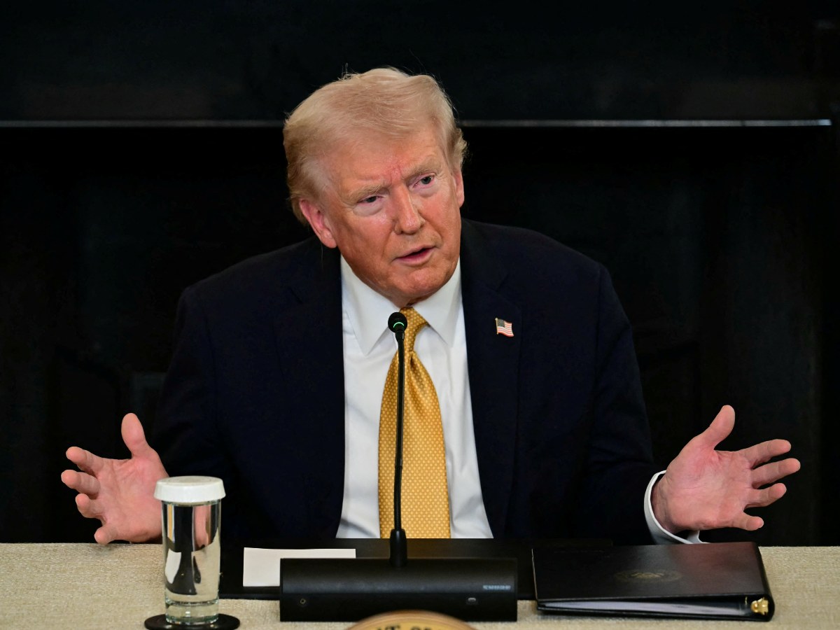 El temor a redadas de ICE ha provocado ausencias escolares y pérdida de empleo entre familias latinas, según revela una encuesta nacional.