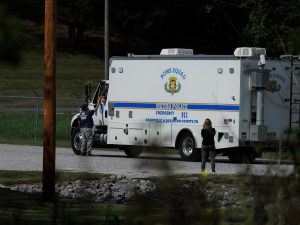 Agentes e investigadores federales inspeccionan los restos de la fábrica de explosivos en Tennessee, mientras continúan las labores para identificar a las víctimas.