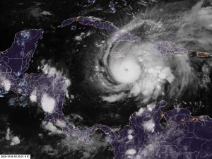 El huracán Melissa avanza sobre el mar Caribe con vientos de más de 220 km/h, dejando un rastro de destrucción en su paso por Haití y República Dominicana.