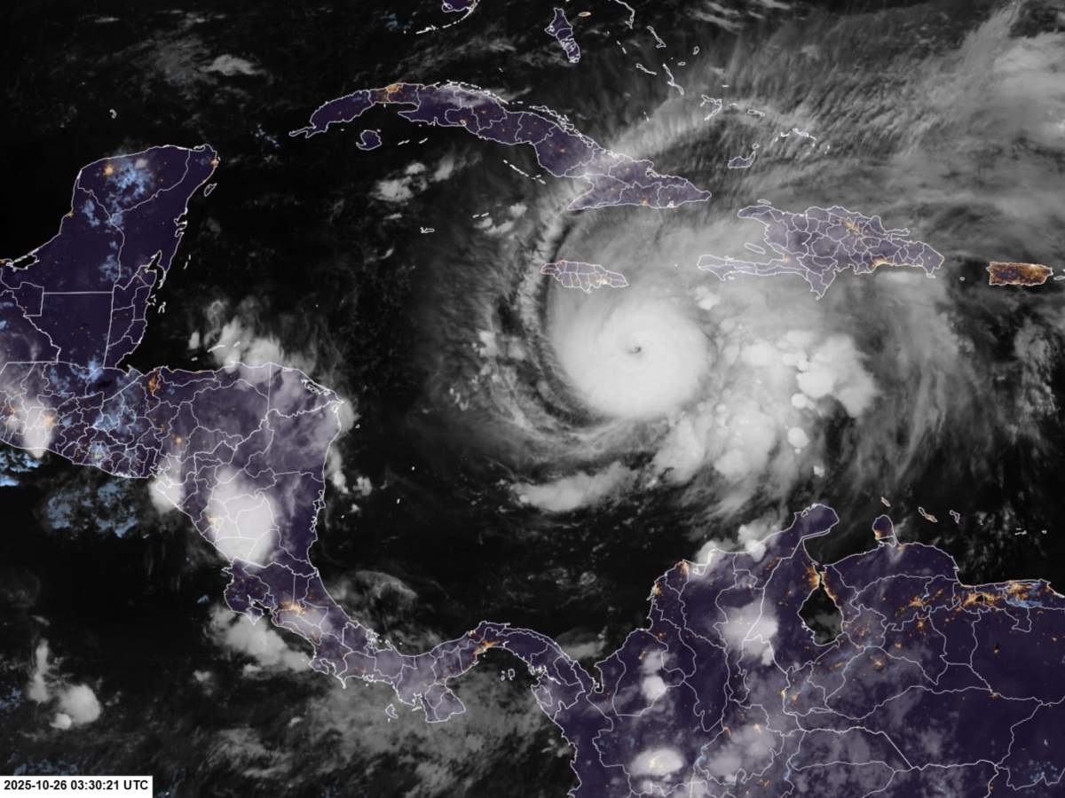 El huracán Melissa avanza sobre el mar Caribe con vientos de más de 220 km/h, dejando un rastro de destrucción en su paso por Haití y República Dominicana.