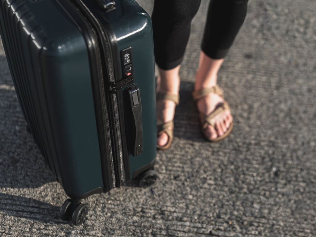 La reina de belleza Fátima Bosch escucha a líderes comunitarios en el consulado de México en Manhattan, en su primera jornada oficial tras ganar Miss Universo.