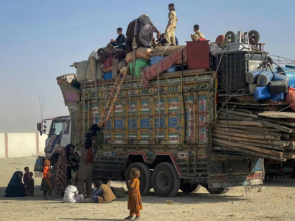 Refugiados afganos suben a un camión con sus pertenencias mientras esperan su deportación en la frontera entre Pakistán y Afganistán en Chaman el 19 de octubre de 2025, tras los enfrentamientos transfronterizos entre ambos países.