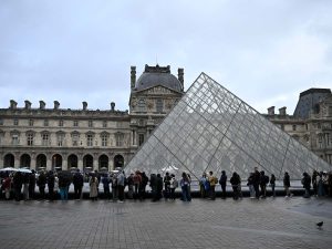La Policía francesa desplegó a sesenta investigadores para localizar a los responsables del robo de joyas reales en el Museo del Louvre, ocurrido el domingo por la mañana.