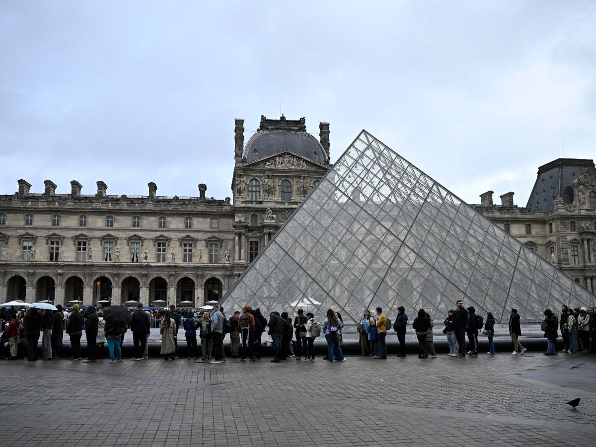 La Policía francesa desplegó a sesenta investigadores para localizar a los responsables del robo de joyas reales en el Museo del Louvre, ocurrido el domingo por la mañana.
