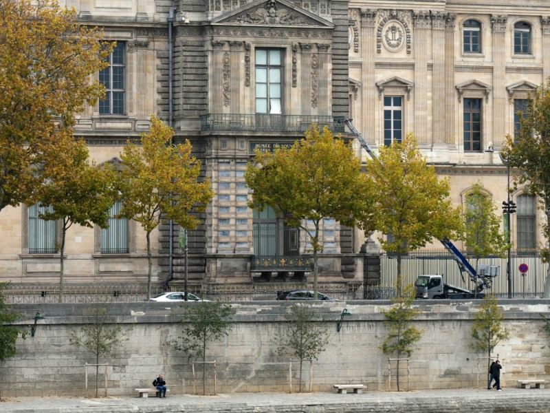 El museo del Louvre permaneció cerrado este domingo por un robo ocurrido en su interior durante la mañana.