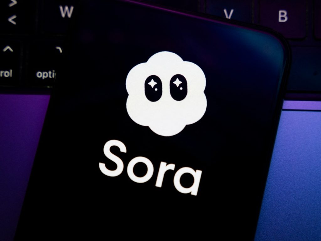 La plataforma ofrece videos creados totalmente por inteligencia artificial, con la opción de usar avatares hiperrealistas llamados “cameos”.