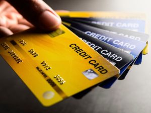 Los pagos electrónicos reemplazan a los cheques y giros postales en los trámites migratorios.