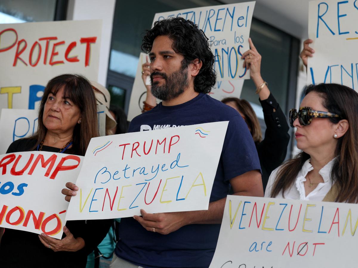 El 13 de febrero de 2025, en Miami, Florida, la gente se une para apoyar una resolución que reinstaura el estatus de protección temporal para los venezolanos. Foto: AFP