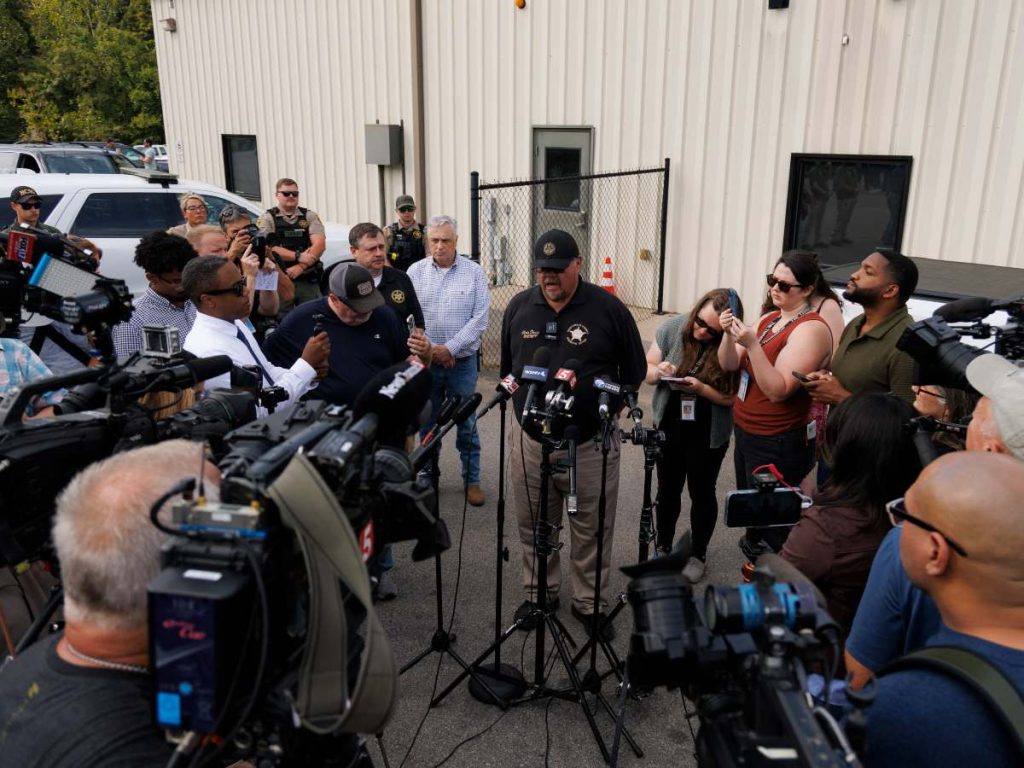 Técnicos forenses y bomberos revisan los escombros humeantes de la planta de Accurate Energetic Systems, donde una explosión causó la muerte de 18 trabajadores en Tennessee.