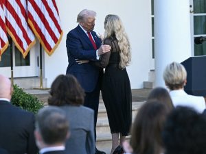 Trump entrega la Medalla de la Libertad al activista asesinado Charlie Kirk