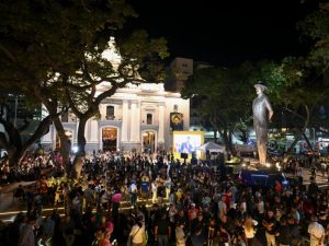 Miles de personas asistieron a la misa de canonización en la Plaza de San Pedro.