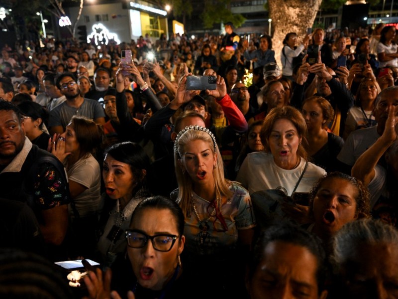 Fieles venezolanos celebran en la Plaza de San Pedro durante la canonización de sus primeros santos.