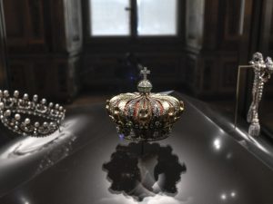 Esta imagen muestra la corona de la emperatriz de los franceses, Eugénie de Montijo, exhibida en la Galería de Apolo el 14 de enero de 2020 en el Museo del Louvre, en París. Ladrones irrumpieron en el Louvre y huyeron con las joyas en la mañana del 19 de octubre de 2025. / AFP