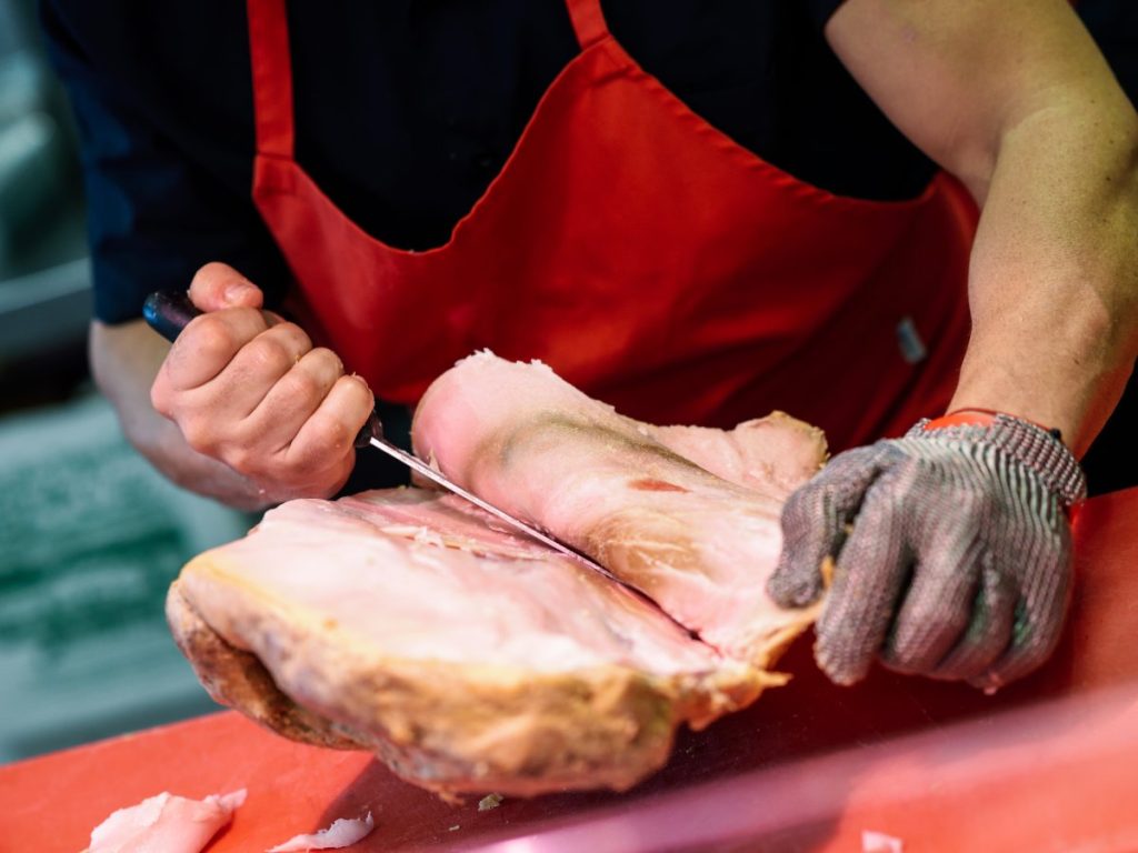 Ministerio de Trabajo lanza convocatoria para operarios de cortes de carne en el extranjero.