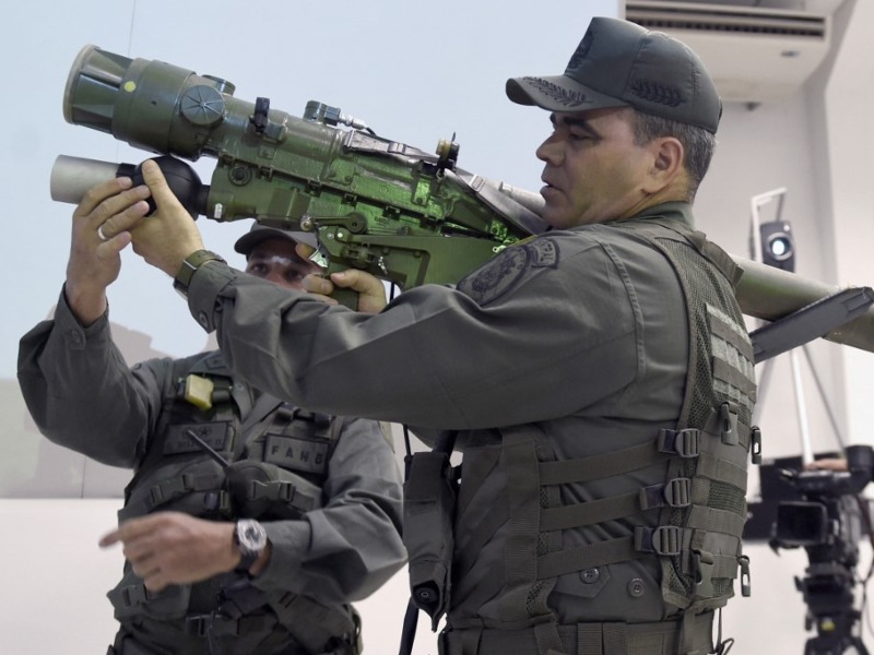 El militar venezolano Vladimir Padrino Lopez sostiene un misil ruso clase 9K338 "Igla-S" (SA-18), en esta foto de archivo. / AFP