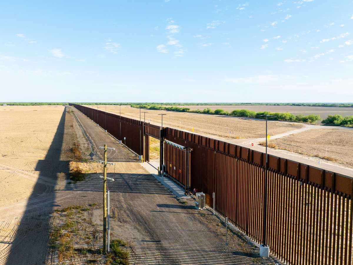 Agentes fronterizos de EE. UU. patrullan la zona limítrofe con México, donde se impondrá una multa de $5,000 a quienes crucen sin documentos.