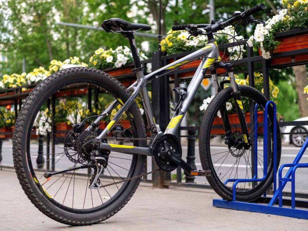 Las reglas buscan proteger al ciclista, considerado uno de los grupos más vulnerables en la vía, y promover una convivencia vial más segura. Foto: Freepik.