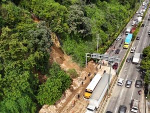Un derrumbe provocado por lluvias intensas afectó el kilómetro 6 de la autopista a Comalapa, en sentido hacia el aeropuerto. Foto: cortesía Ministerio de Obras Públicas