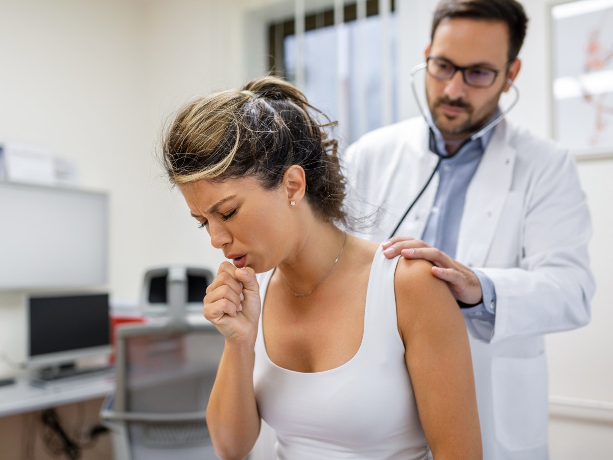 Pacientes con síntomas respiratorios acuden a centros de salud públicos en todo el país, donde se ha incrementado la atención por infecciones respiratorias agudas.