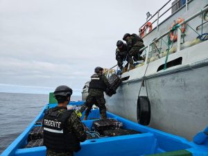 La Marina Nacional de El Salvador interceptó una lancha con tres ecuatorianos que transportaban 1,795 kilos de cocaína, valorados en más de $44.8 millones, a 1,150 millas náuticas de la costa. Foto: Nayib Bukele