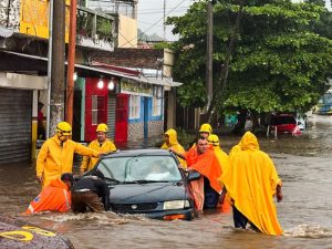 Las fuertes lluvias que afectan El Salvador han causado múltiples emergencias en Santa Ana, uno de los departamentos más impactados.