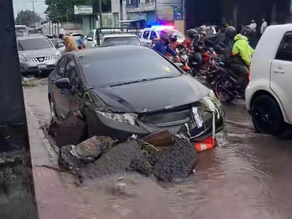 Así lucen algunas calles en Santa Ana debido a las lluvias.