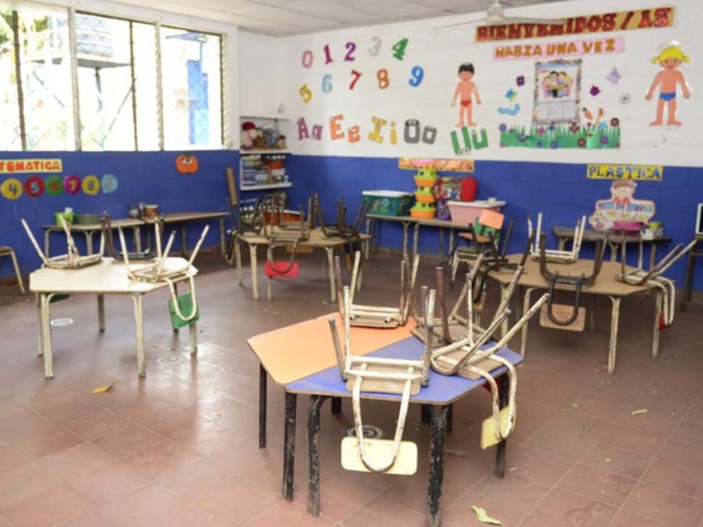 Autoridades del Ministerio de Educación anunciaron la suspensión de clases presenciales en todo el país ante el incremento de las lluvias y el riesgo de desastres.