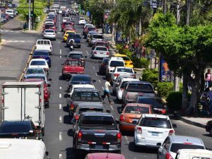 Motos y autos dominan la movilidad en San Salvador, donde se concentra uno de cada tres vehículos del país.