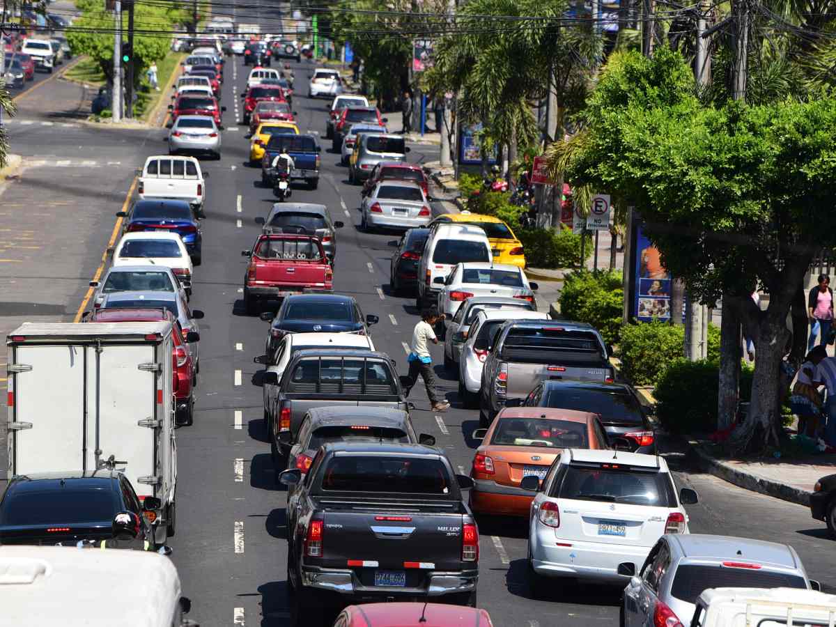 Motos y autos dominan la movilidad en San Salvador, donde se concentra uno de cada tres vehículos del país.