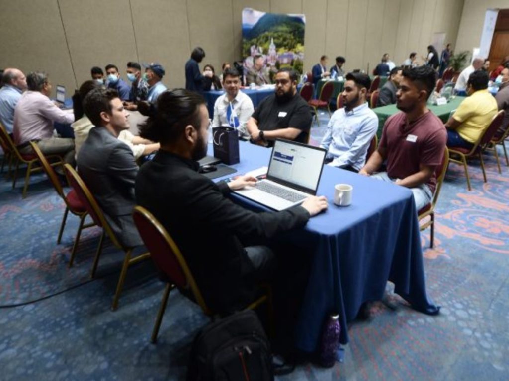 Participantes en uno de los programas técnicos del INCAF, diseñados según las necesidades de los sectores productivos del país. / Foto Freepik.