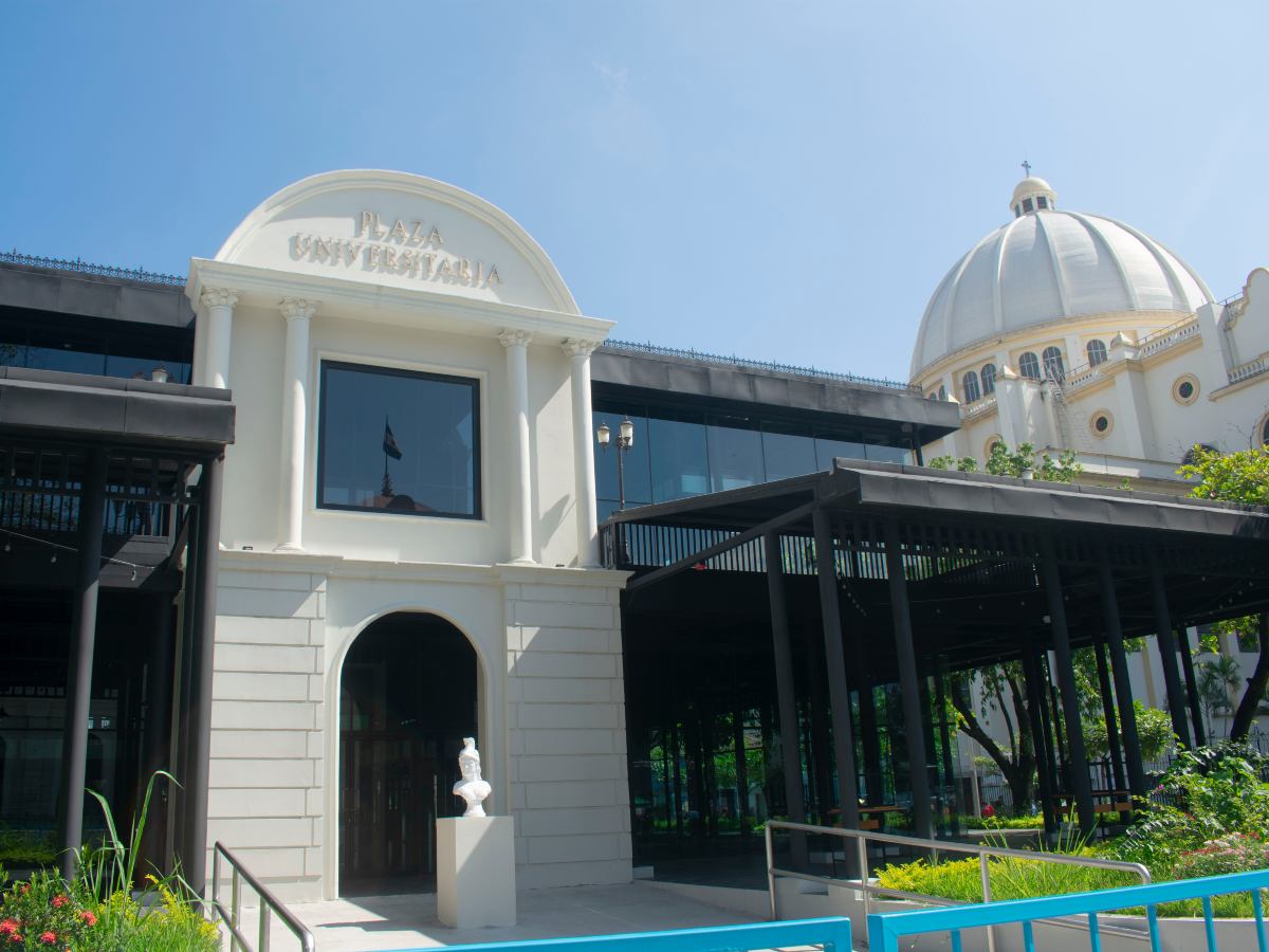 La Plaza Universitaria funcionó el primer campus de la Universidad de El Salvador en el siglo XIX, destruido por un incendio en 1955.
