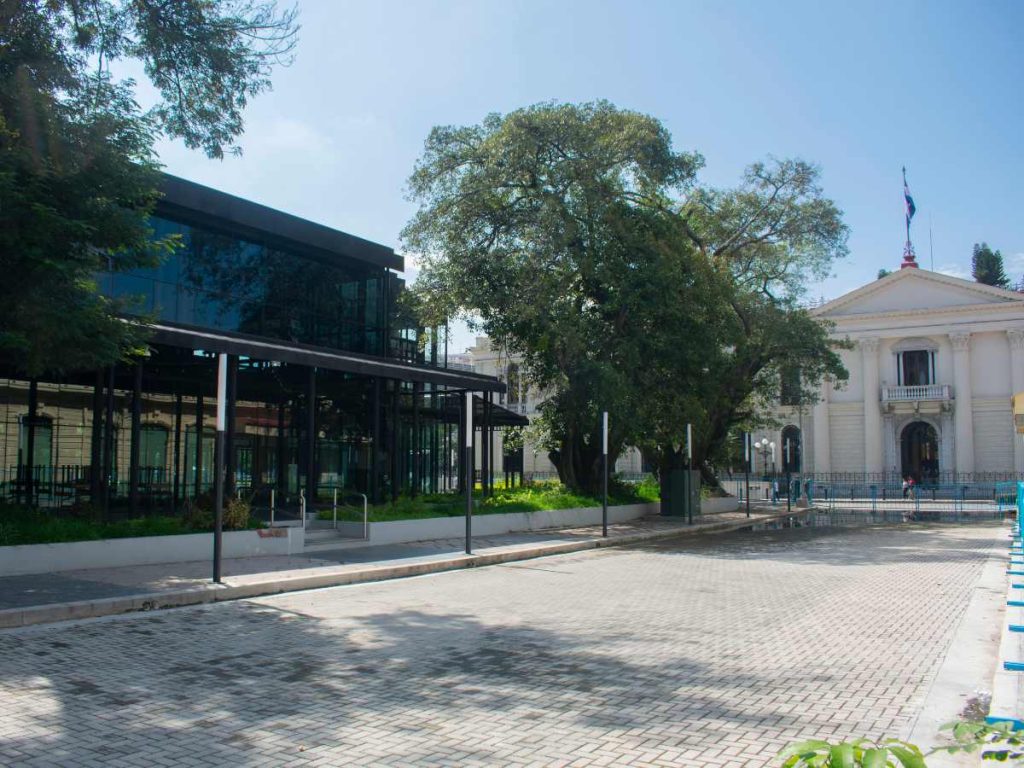 En este lugar funcionó el primer campus de la Universidad de El Salvador en el siglo XIX, destruido por un incendio en 1955.