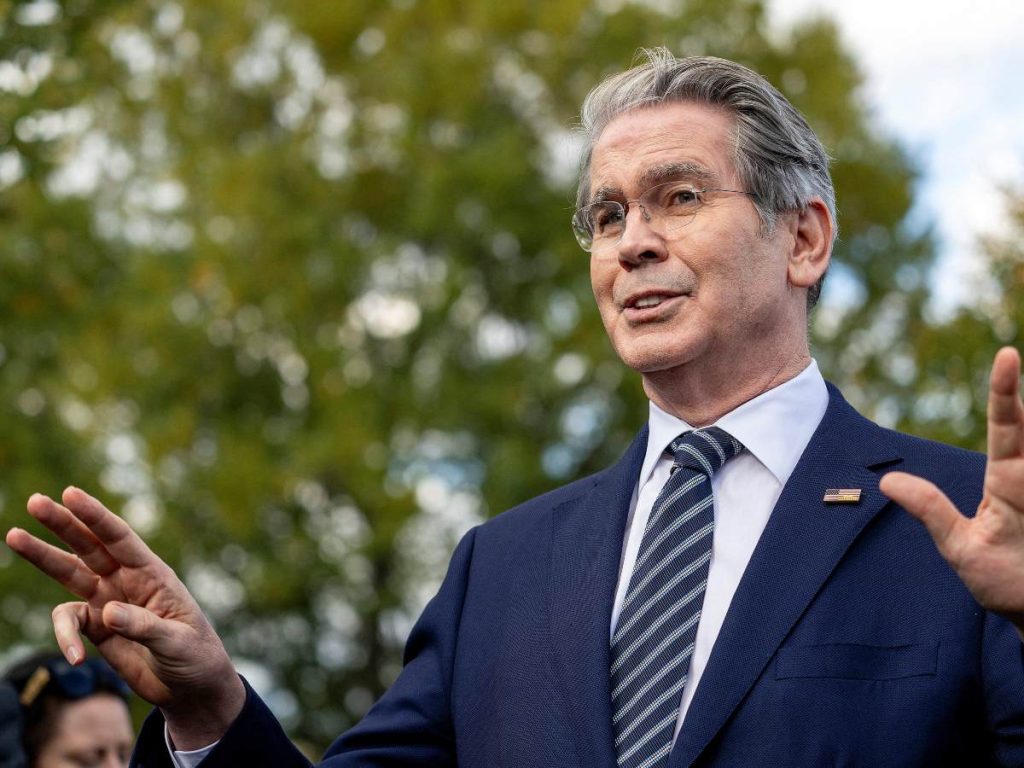 Scott Bessent, secretario del Tesoro de EE. UU., felicita a Milei por las elecciones intermedias, resaltando su mandato renovado para impulsar el cambio en Argentina.